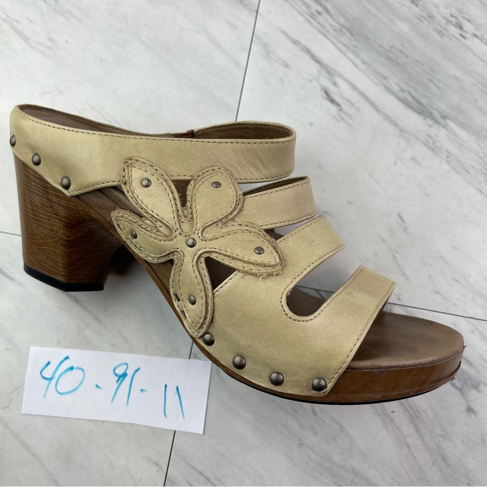 •Dansko women’s 40/9.5-10 tan leather slip on work mules clog shoes